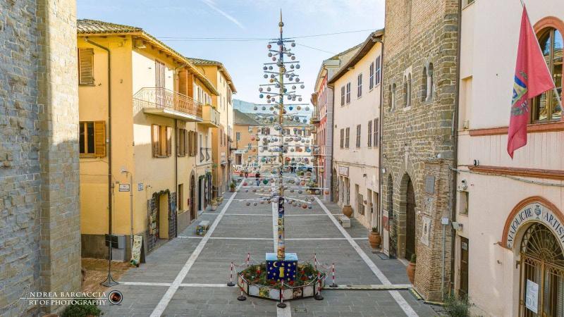 Foto dell'albero di Natale in ceramica a Deruta