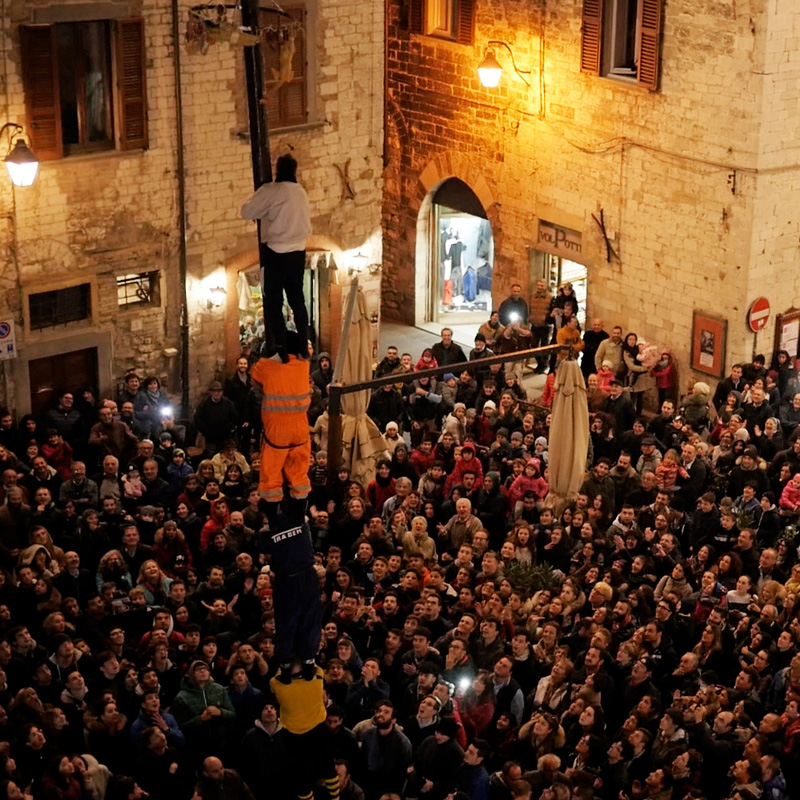 Piazza Giordano Bruno in Gubbio voller Menschen beim Fest des Heiligen Martin - Gubbio