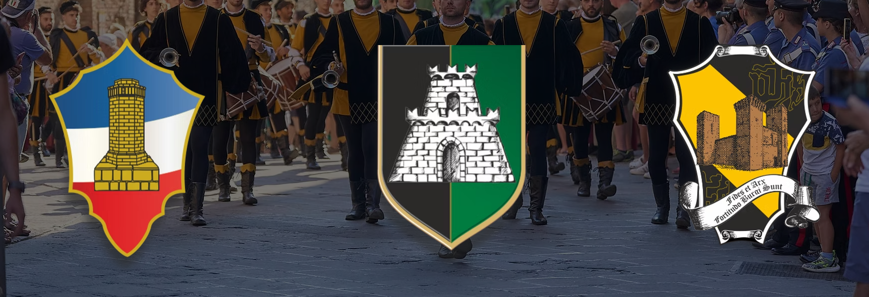 Photograph of the historical procession with the coat of arms of the three Terzieri in the foreground.