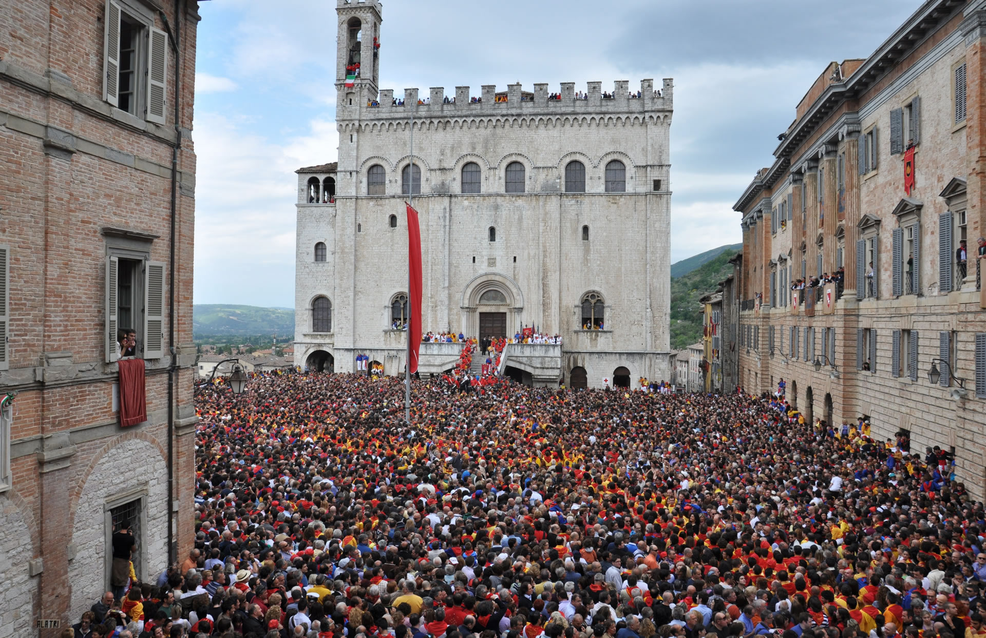 La Festa dei Ceri in Gubbio, Piazza del Comune filled with crowd