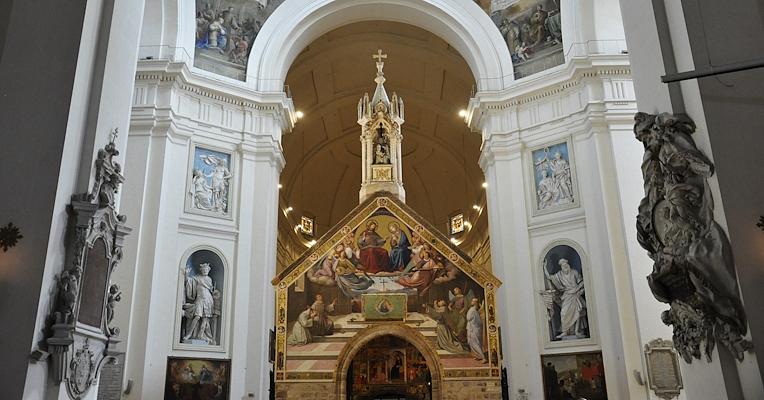 Intérieur de la basilique de Santa Maria degli Angeli avec la Porziuncola, petite église ornée de fresques située au centre de l’édifice sacré