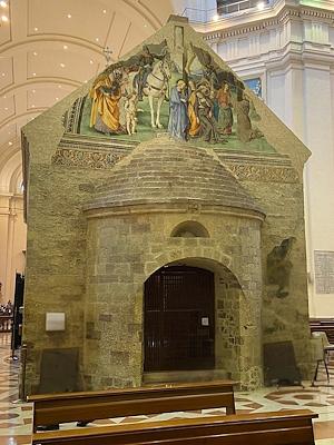 Vue de l’arrière de la Porziuncola, petite église ornée de fresques située à l’intérieur de la Basilique de Santa Maria degli Angeli