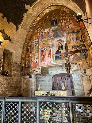 Vue de l’intérieur de la Porziuncola, avec la balustrade séparant l’autel et la partie arrière richement décorée