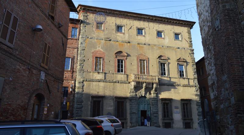 Vue de la façade principale du Palazzo della Corgna, caractérisée par des décorations élégantes en relief en pietra serena qui embellissent l'édifice historique.