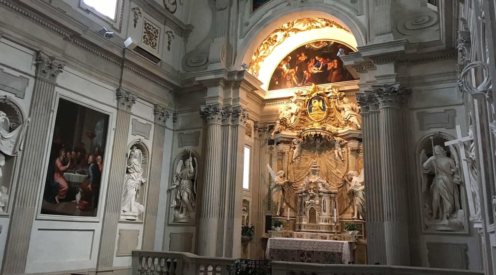 Cappella barocca nella Cattedrale di Spoleto, con altare decorato, sculture, colonne, dipinti e un affresco illuminato in alto.