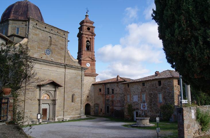 Vista frontale del Santuario della Madonna di Mongiovino con il santuario in primo piano e il campanile sullo sfondo.