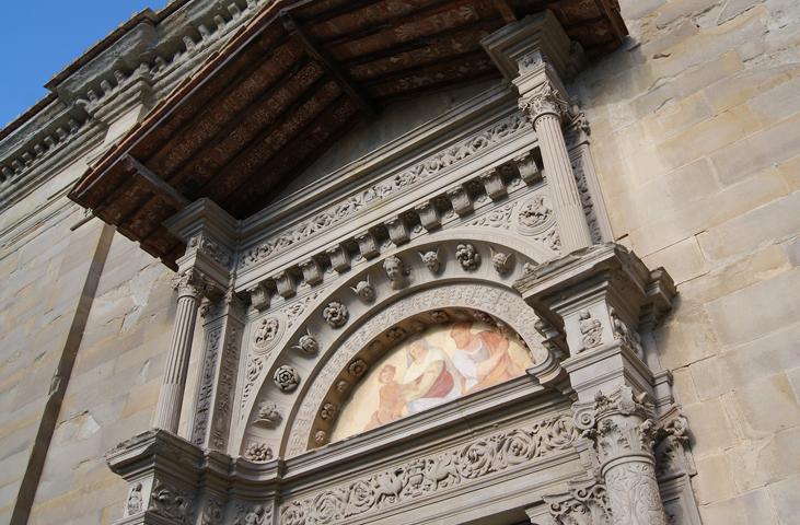 Detail des vorderen Portals mit Basreliefs und einer kleinen Kolonnade, verziert mit Skulpturen.