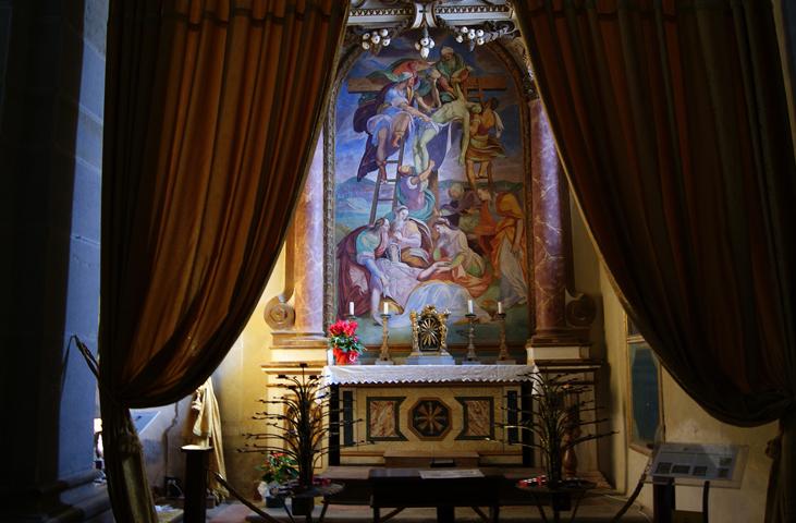 Seitenkapelle mit einem Altar, über dem sich Arrigo Fiammingos Werk "Die Kreuzabnahme" befindet.