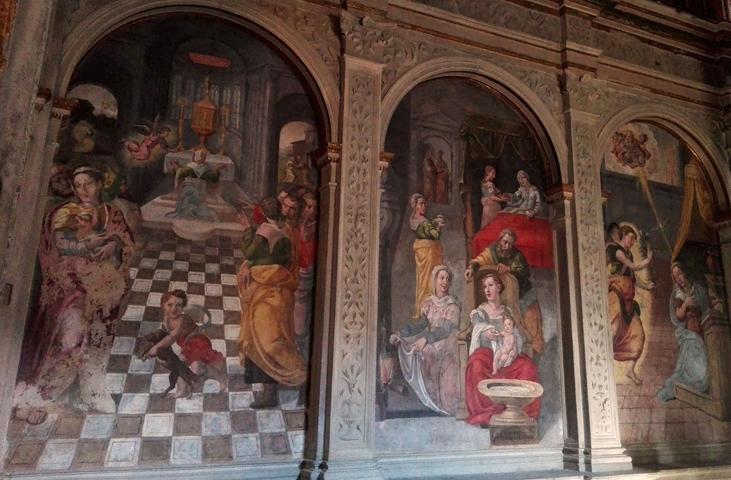 Nahaufnahme von drei Gemälden im Inneren des Heiligtums.