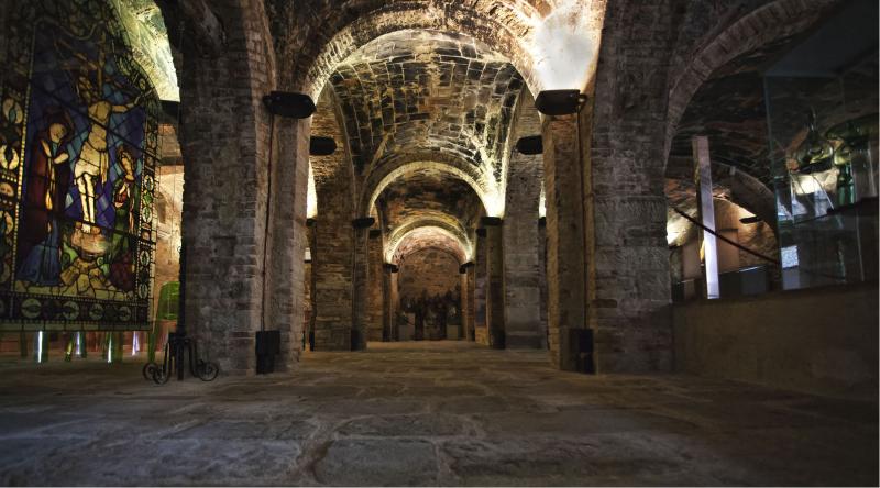 L'interno restaurato del Museo del Vetro si sviluppa in tre ampie navate, arricchite da preziosi manufatti e opere interamente realizzate in vetro.