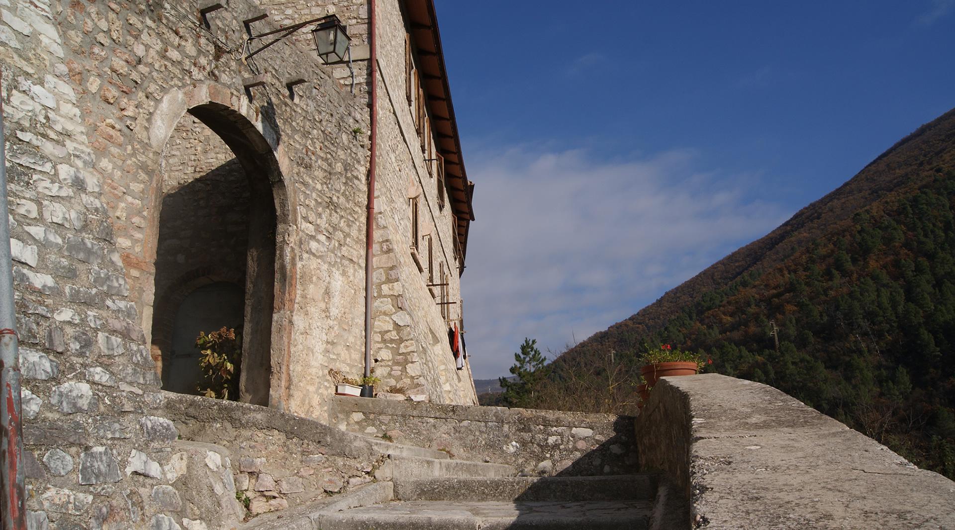 Porta d’accesso occidentale al centro storico di Castel San Felice, che ricalca l’impianto urbano del castello fortificato, con la via che scende verso la sottostante abbazia dei Santi Felice e Mauro