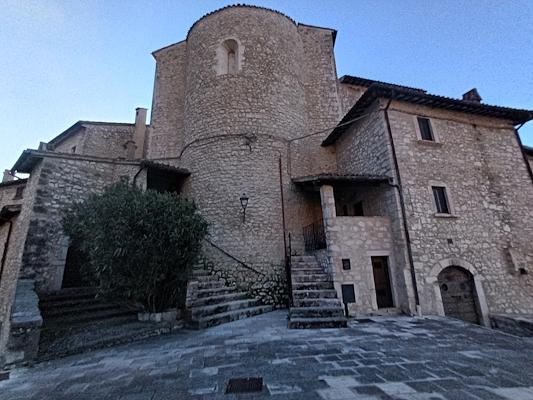 Vista dell’abside e delle strutture posteriori in pietra della chiesa di San Giovanni a Vallo di Nera