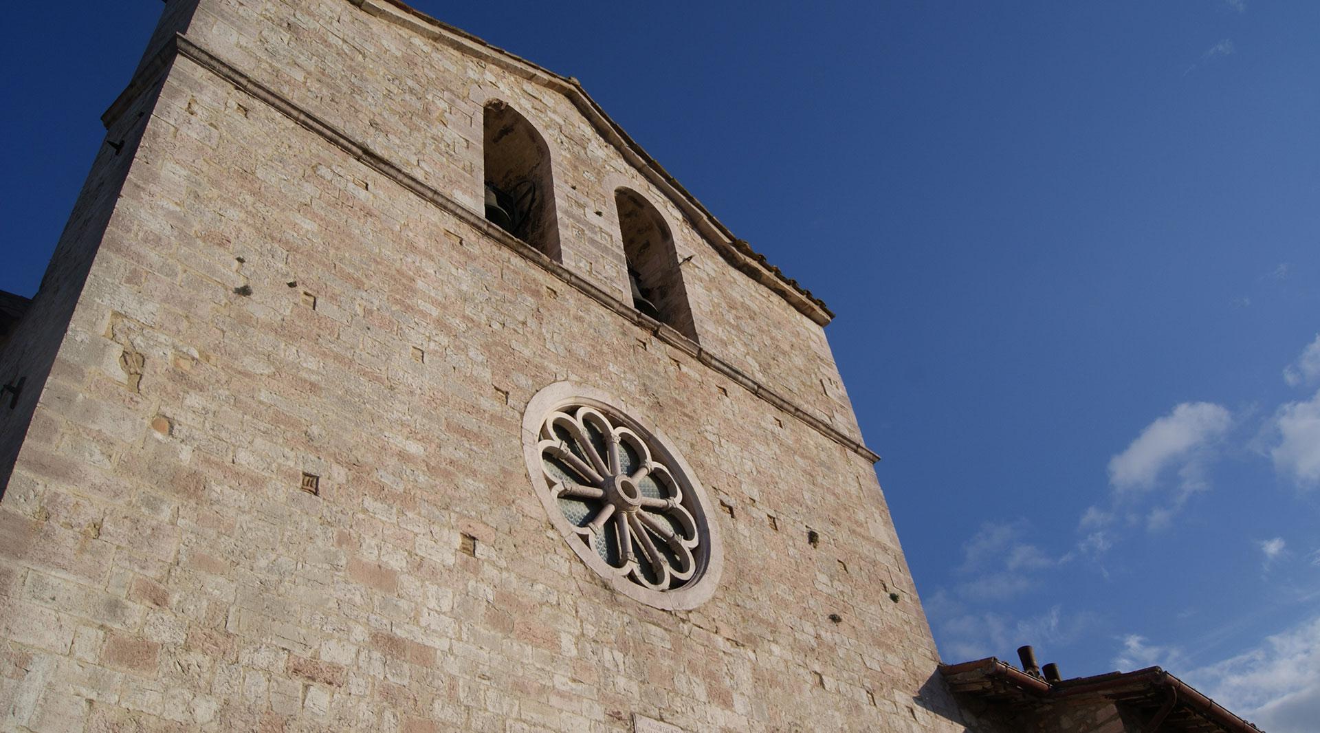 Dettaglio del campanile a vela con le due campane e del rosone in pietra della Chiesa di San Giovanni a Vallo di Nera
