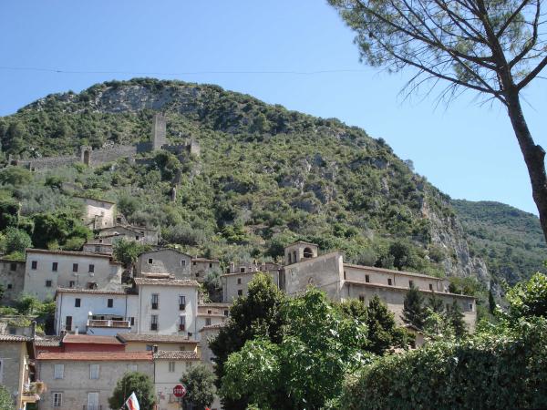  The village of Ferentillo at the foot of the mountain, with stone houses and castle ruins overlooking the valley. 