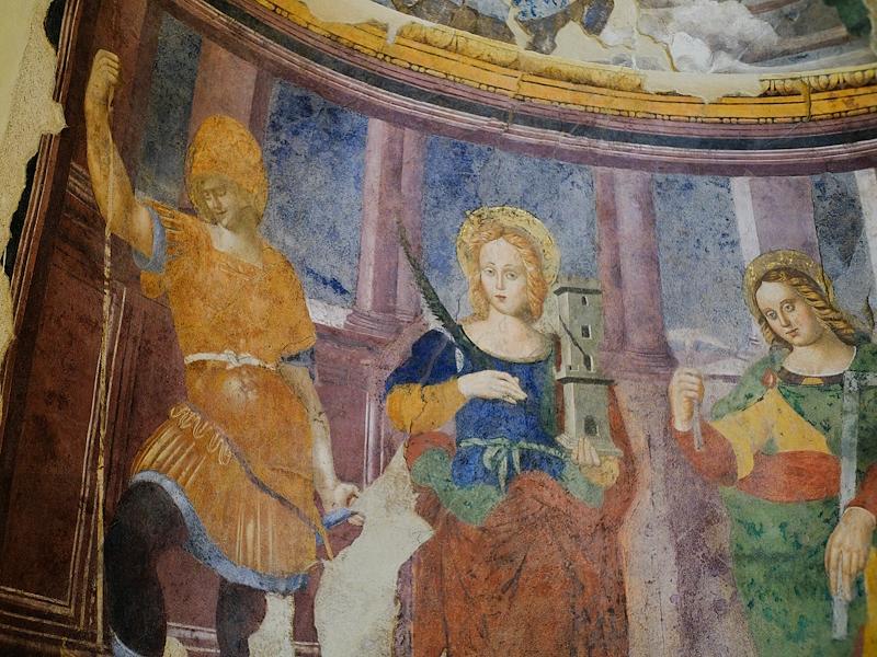 Affreschi all’interno della Basilica di san Benedetto a Norcia, che raffigurano san Giorgio, santa Barbara e san Claudio