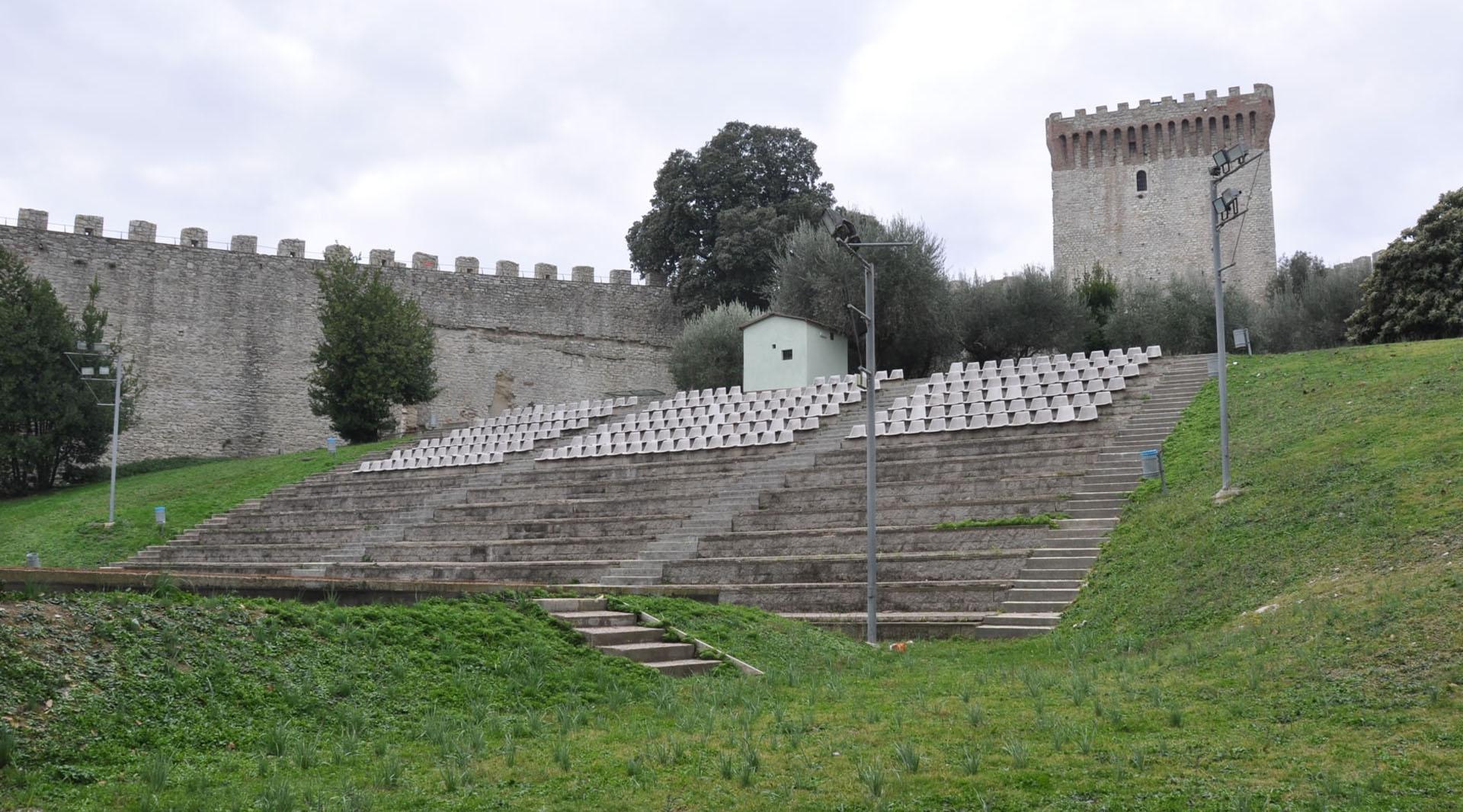 View of the interior of the Rocca del Leone’s walls, where the open-air amphitheater can be admired. It is used for performances by national and international artists, offering a unique atmosphere in a historic setting.