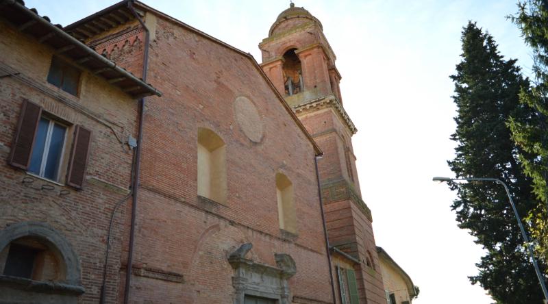 Vue de l'église gothique de Santa Maria dei Servi avec son imposant clocher qui s'élève en arrière-plan.