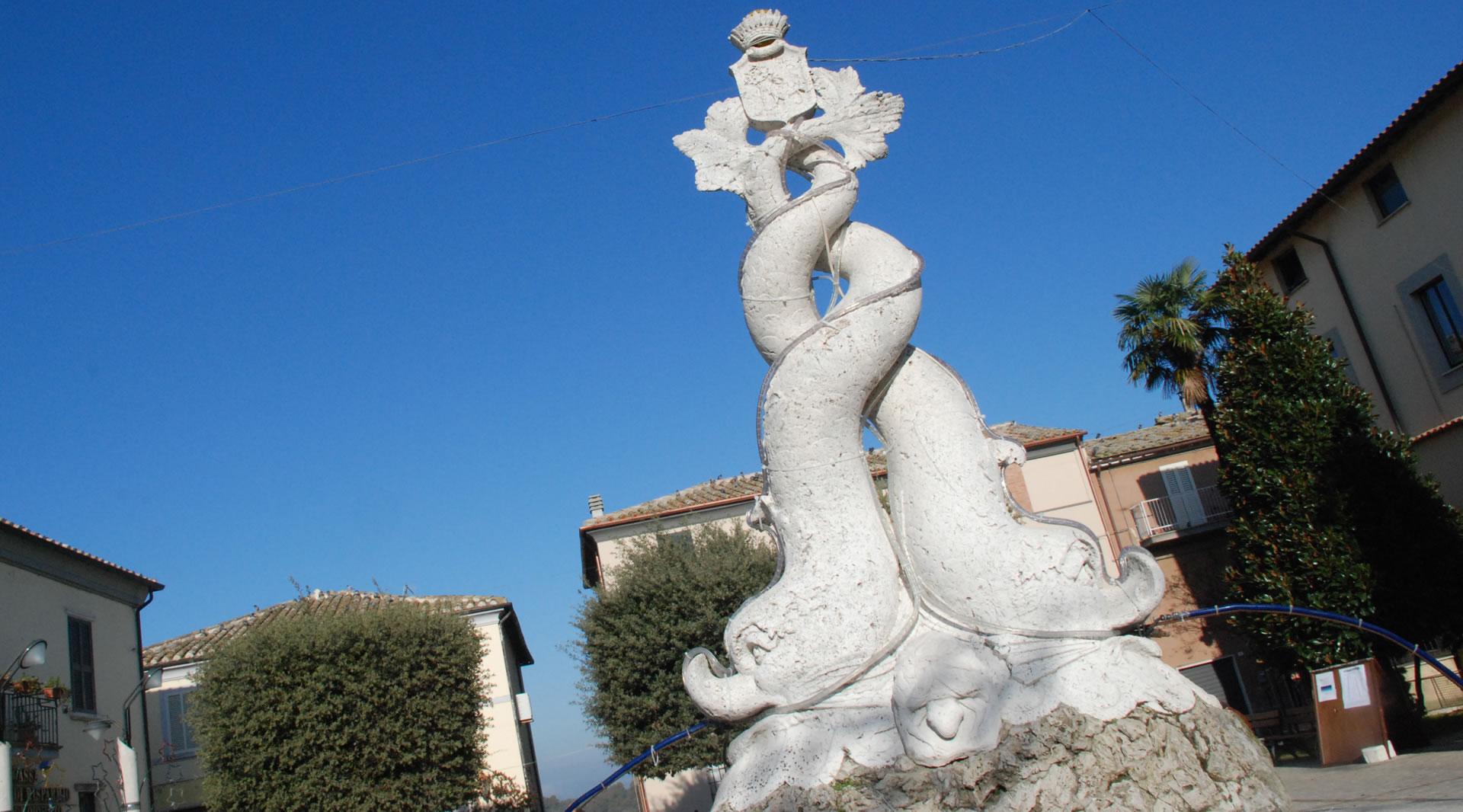 Fontana dei Delfini www.umbriatourism.it