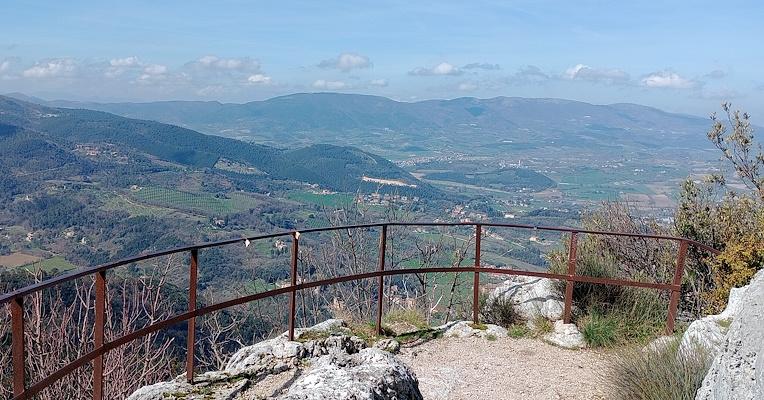 Vista panoramica che si osserva affacciandosi dal Bosco Sacro di Monteluco verso la valle di Spoleto