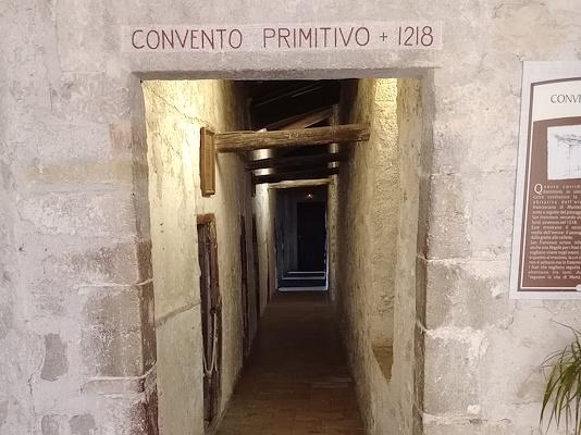 Ingresso del Convento all’interno dell’Eremo di San Francesco dove si legge, scritta sopra alla porta di ingresso “Convento Primitivo 1218”