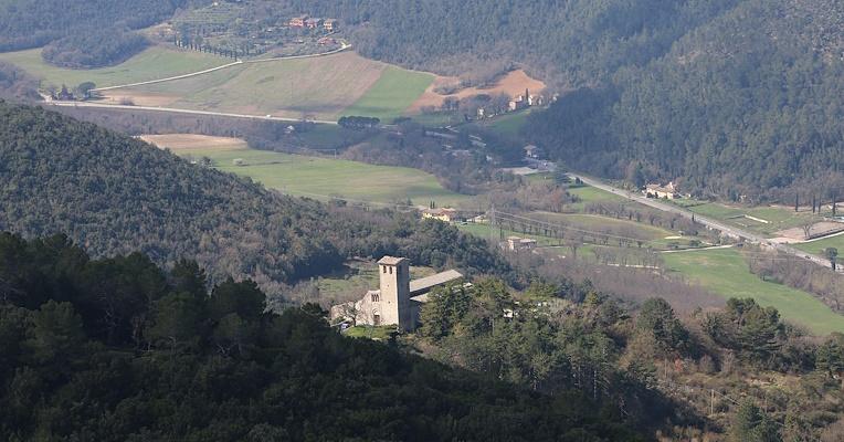 vista dall’alto dell’abbazia di San Giuliano, posta in mezzo al bosco lungo la strada che sale a Monteluco