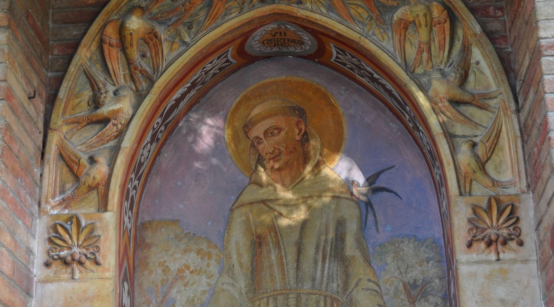 Peinture représentant saint François avec auréole, entouré d’oiseaux et de motifs floraux sur l’édicule de Piandarca.