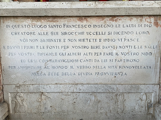 Inscription en lettres noires sur pierre dédiée à Saint François et aux oiseaux, placée sur l’édicule de Piandarca