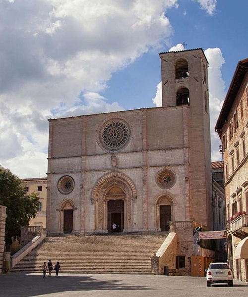 Piazza del Popolo à Todi avec la cathédrale romane, l'escalier et le clocher, entouré de palais historiques.