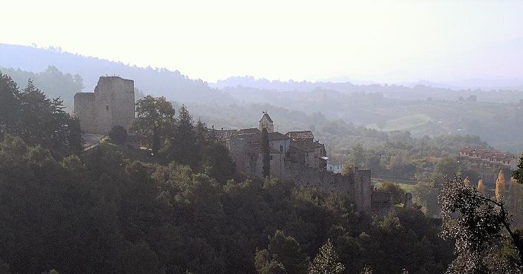 Poggio di Otricoli, ancien village fortifié, se dresse parmi les bois ombriens et les collines enveloppées de brume.
