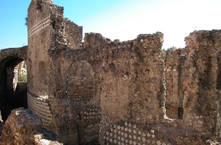 Ruinen des römischen Amphitheaters von Terni mit Steinmauern und Rautenmuster im Sonnenlicht