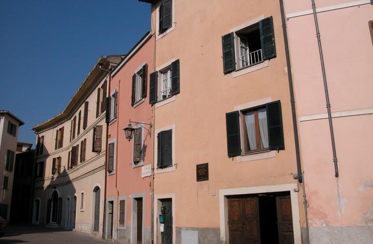 Historische Gebäude in Pastellfarben an der Piazza Clai im Zentrum von Terni