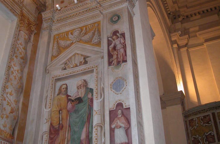 Innenfresko der Kirche del Carmine mit heiligen Figuren und barocken Dekorationen an Säulen und Wänden