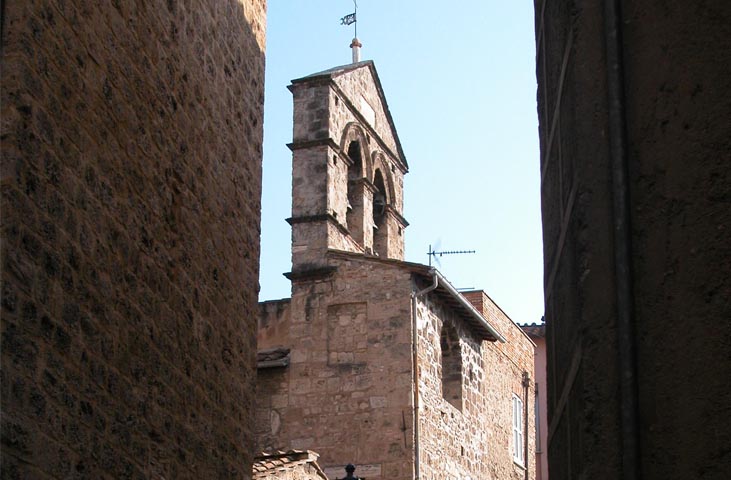 Steinerner Glockenturm hinter der Kirche San Lorenzo in Terni, vom Sonnenlicht beleuchtet