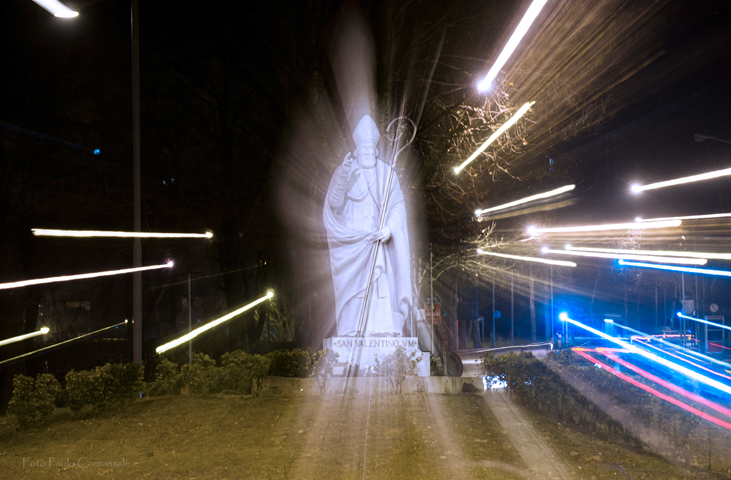 Beleuchtete Valentin-Statue bei Nacht, mit Lichtspuren, die einen dynamischen Effekt um die Figur erzeugen