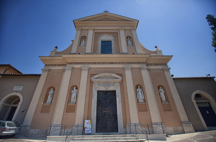 Fassade der Basilika des heiligen Valentin mit monumentalem Portal, Statuen in Nischen und klarem Himmel