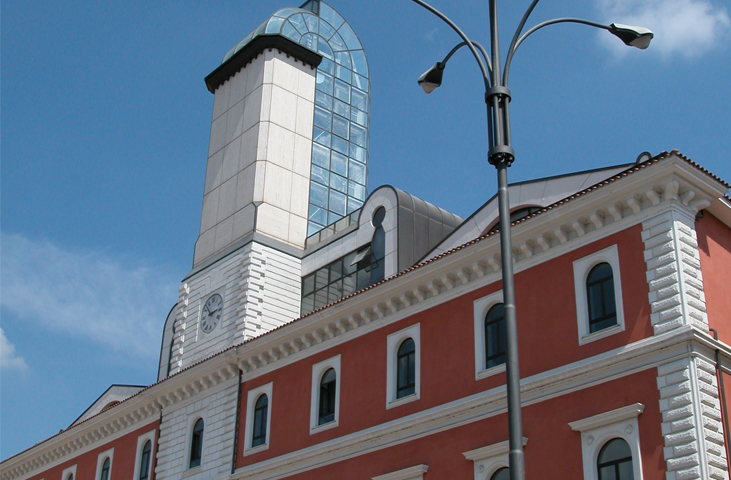 Fassade der Stadtbibliothek von Terni mit Glasturm und modernen architektonischen Details unter blauem Himmel