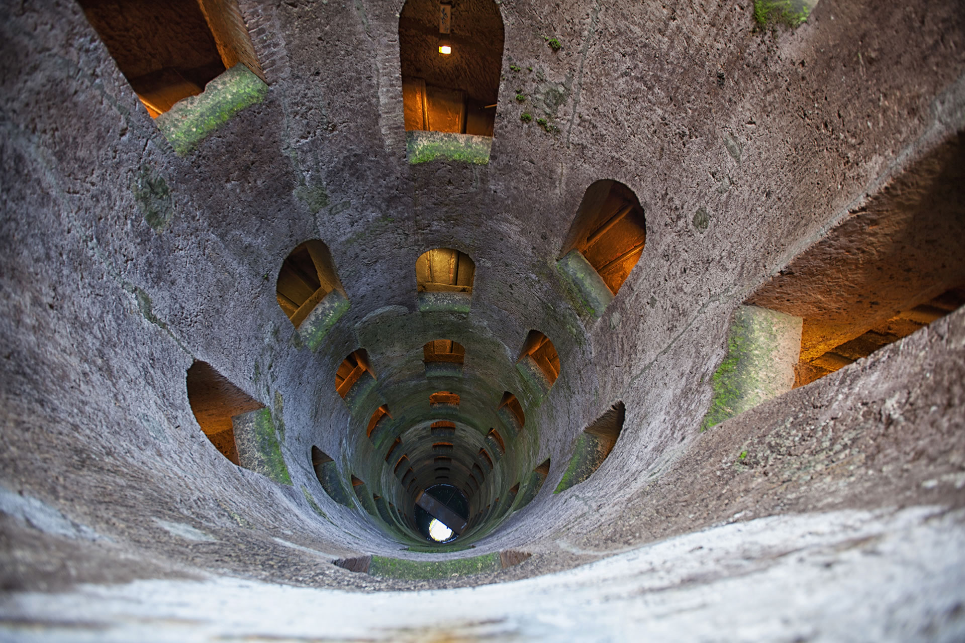 Veduta interna del Pozzo di San Patrizio a Orvieto, con la sua struttura elicoidale e le aperture illuminate.