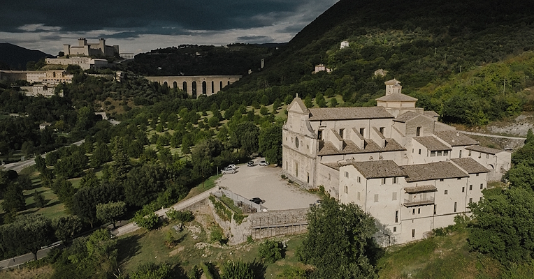 Veduta aerea della Chiesa di San Pietro a Spoleto, con la Rocca Albornoziana e il Ponte delle Torri sullo sfondo.