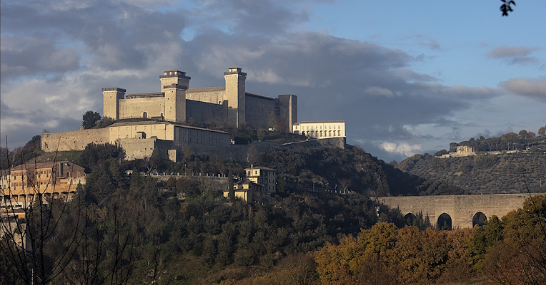 La Rocca Albornoziana di Spoleto con il Ponte delle Torri, immersi nel paesaggio