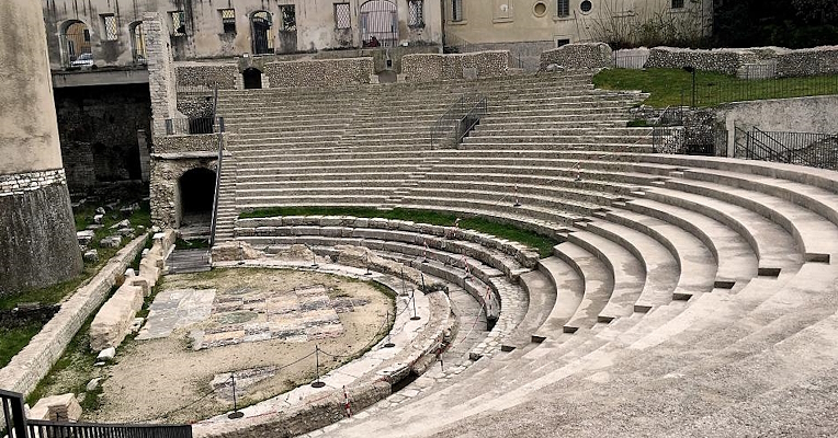 Veduta del Teatro Romano di Spoleto, con gradinate in pietra ben conservate e resti dell’orchestra