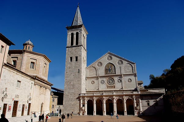 Facciata con antistante portico colonnato del Duomo di Spoleto, con alta torre campanaria laterale