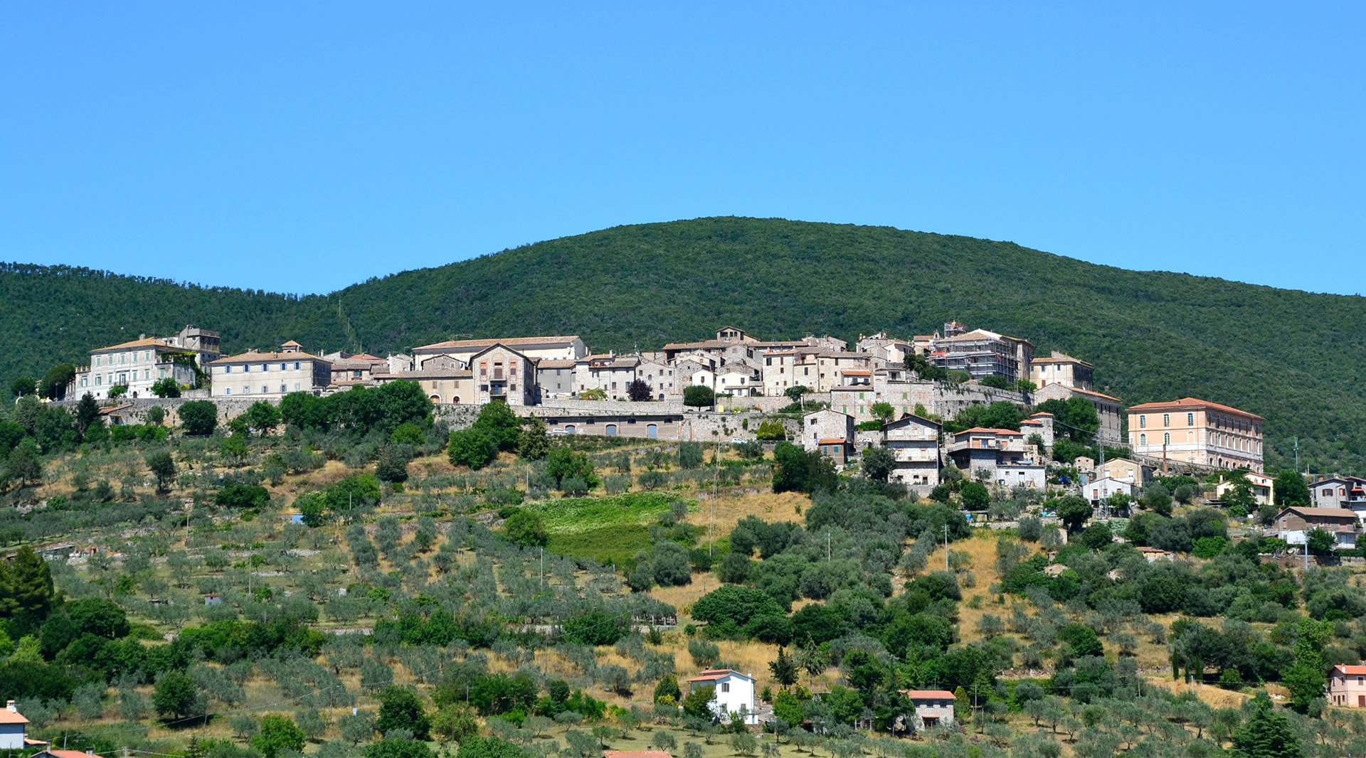 Panoramic view of Attigliano, a hilltop village set in the green landscape of the Tiber Valley.