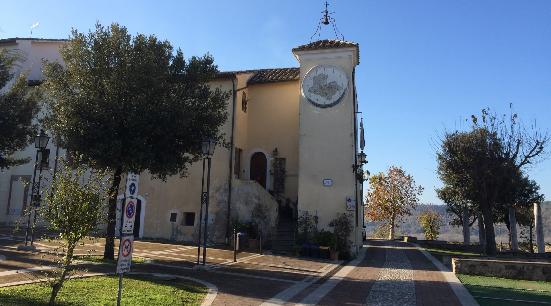 Piazza della Rocca in Attigliano mit dem Uhrturm, einer alten Struktur der mittelalterlichen Burg.