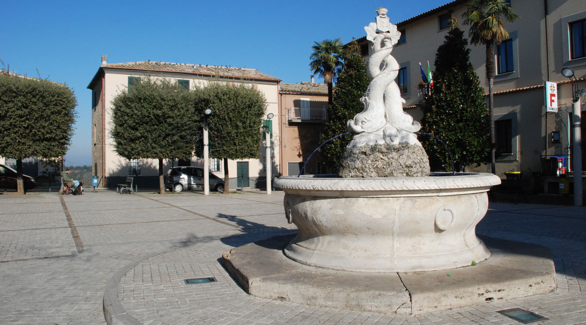 Delfinbrunnen auf der Piazza Vittorio Emanuele II, historisches Monument im Zentrum von Attigliano.