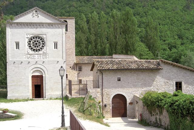 Ingresso alla chiesa e alla struttura dell’abbazia dei Santi Felice e Mauro. L’ingresso della chiesa presenta un portare in stile romanico con rosone centrale.