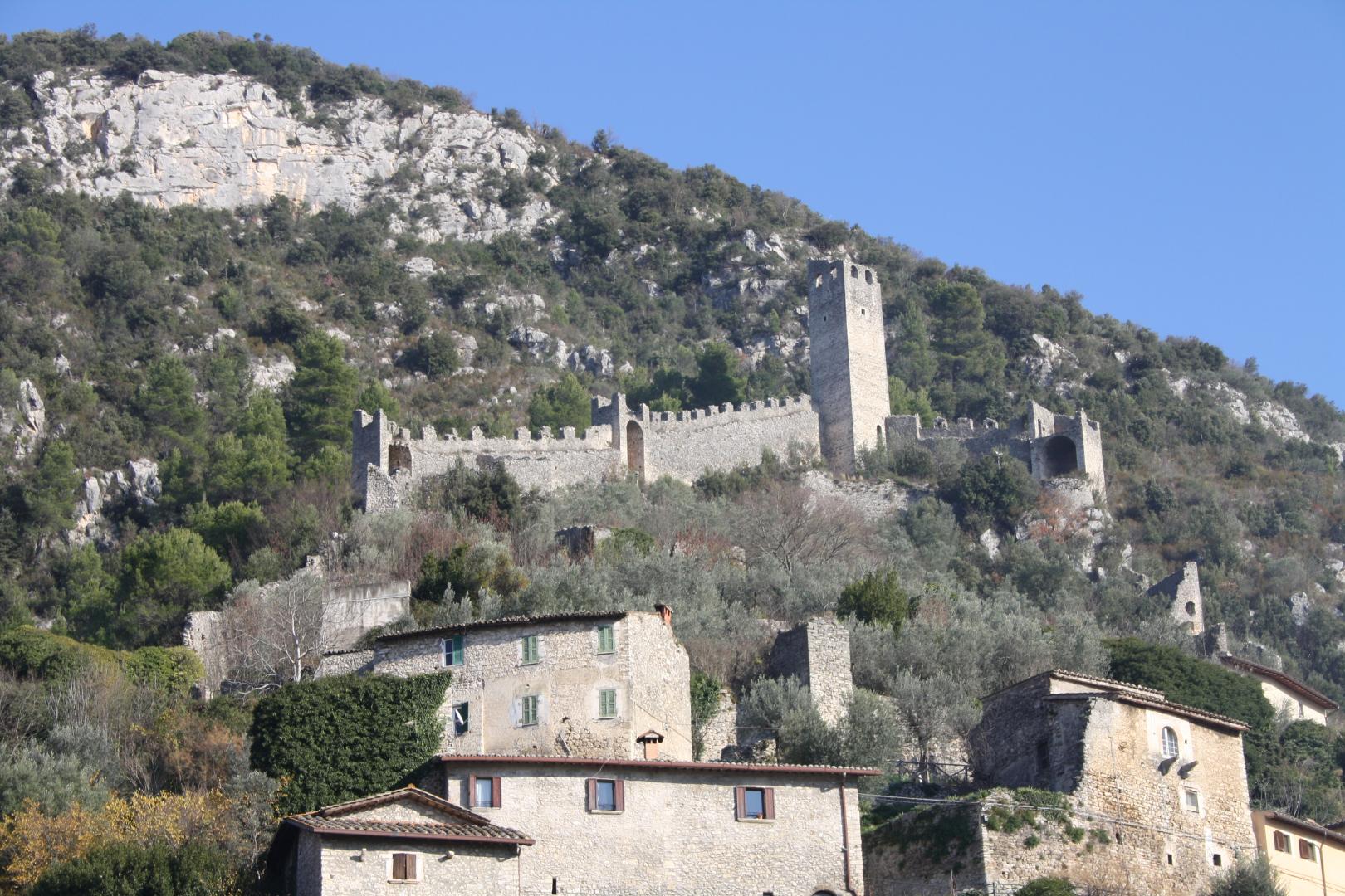 Rocca di Ferentillo che domina il borgo, con mura medievali e torre su un pendio roccioso della Valnerina.