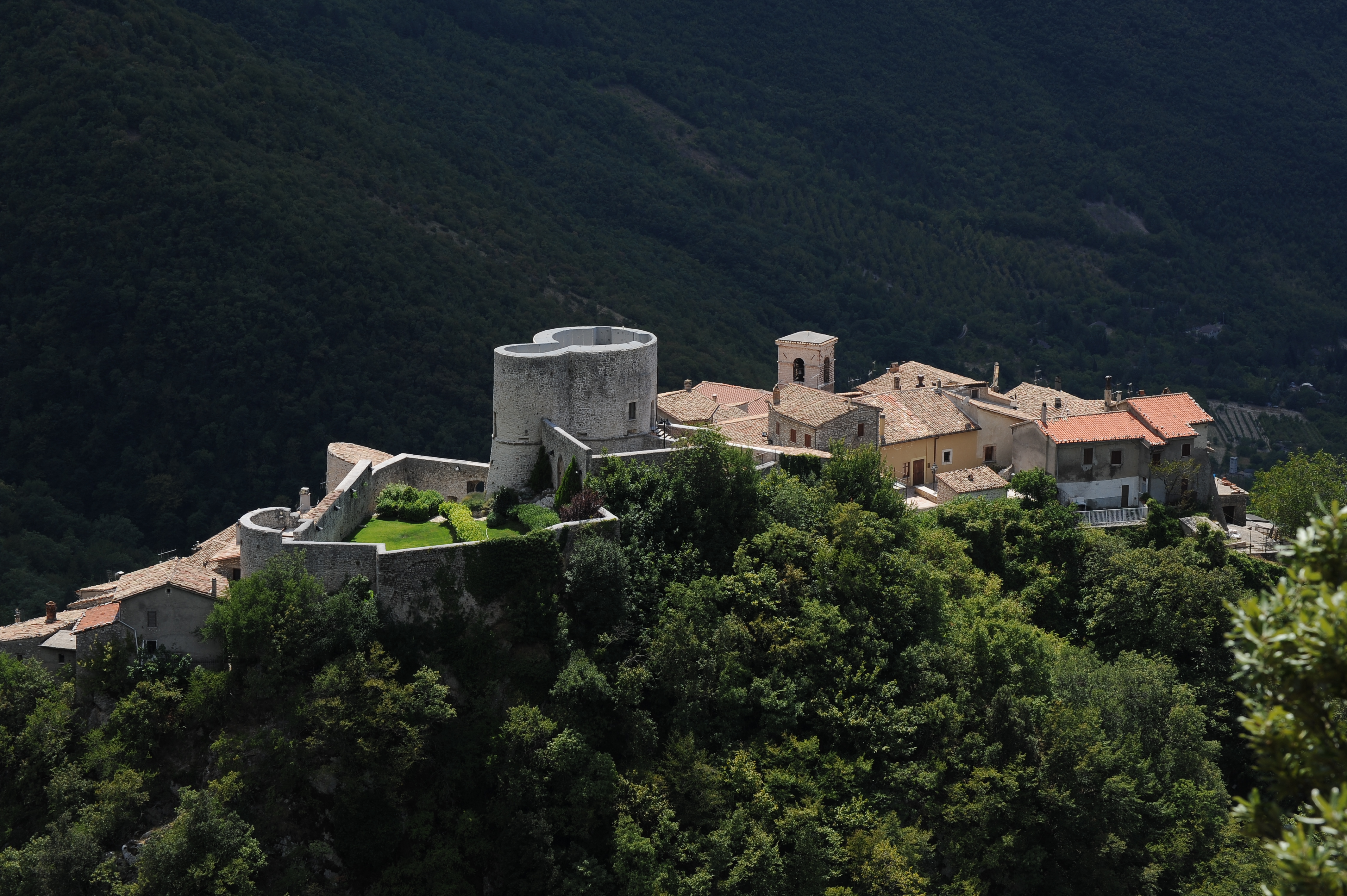 Trekking around Polino