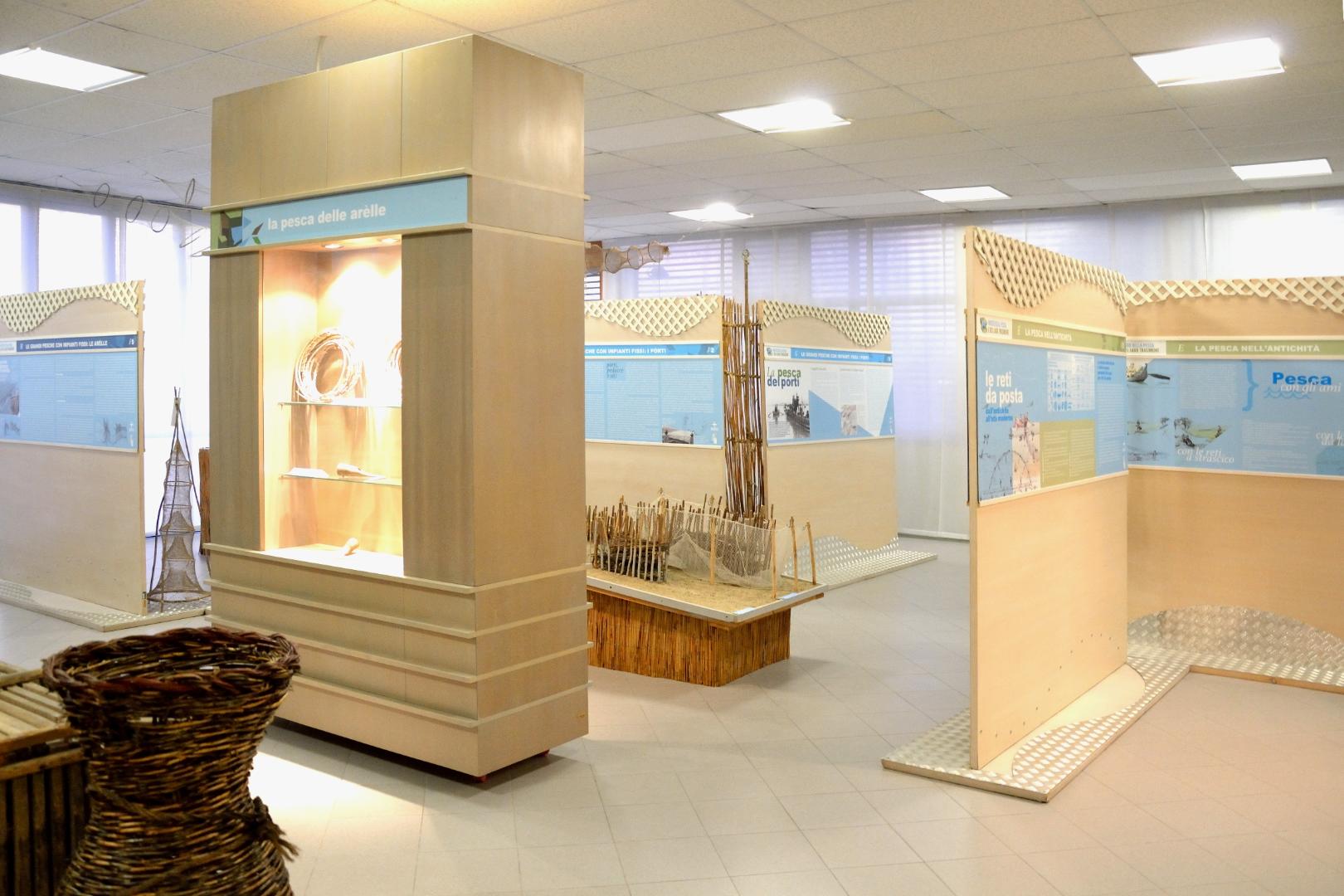 Sezione del Museo della Pesca del Trasimeno dedicata alla lavorazione della canapa con foto d’epoca e utensili esposti.