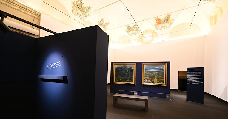 Ausstellungssaal mit Werken von Gerardo Dottori, futuristischen Landschaften und einer leuchtenden Signatur in der Stiftung von Perugia.