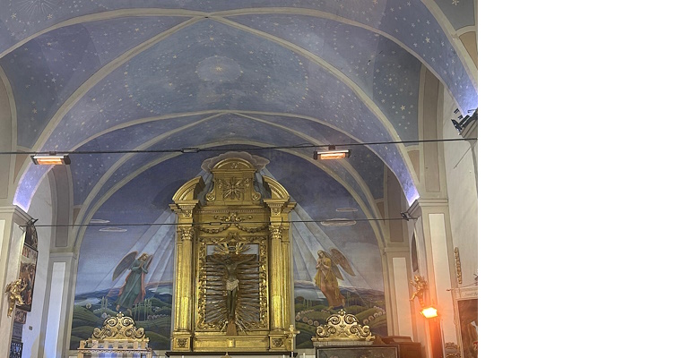 Gewölbe mit Sternenhimmel und Engeln verziert, ein goldener barocker Altaraufsatz, Landschaftshintergrund mit Lichtstrahlen.